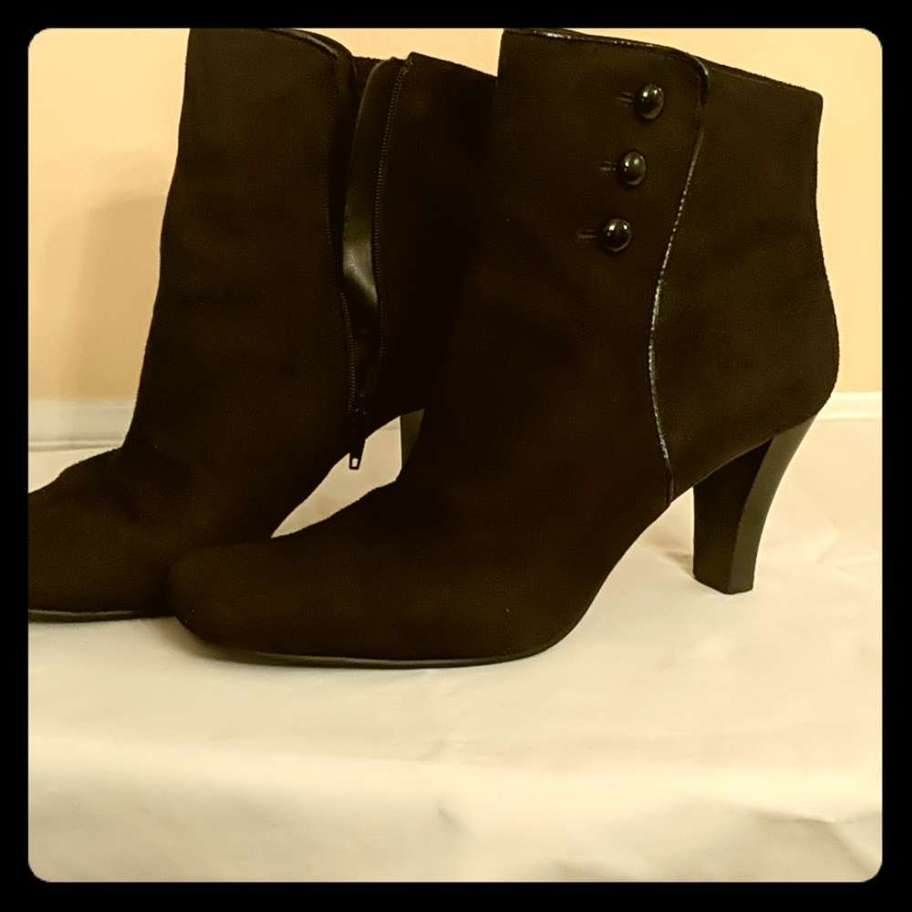 9 1/2 Liz Claiborne black  ankle boots